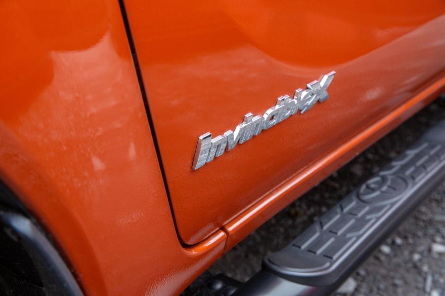 Детали интерьера Toyota Hilux Invincible X Double Cab 2018 года  (UK) (фото 34 из 40)